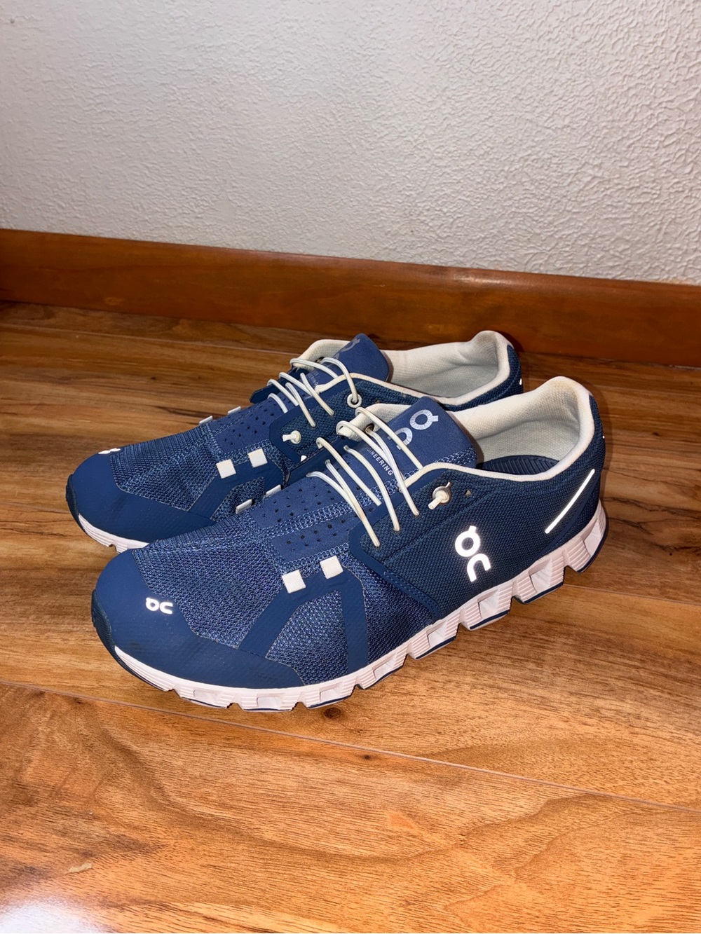 On Cloud 5 Women’s Athletic Running Shoe Sneakers, blue denim/ white- size 10